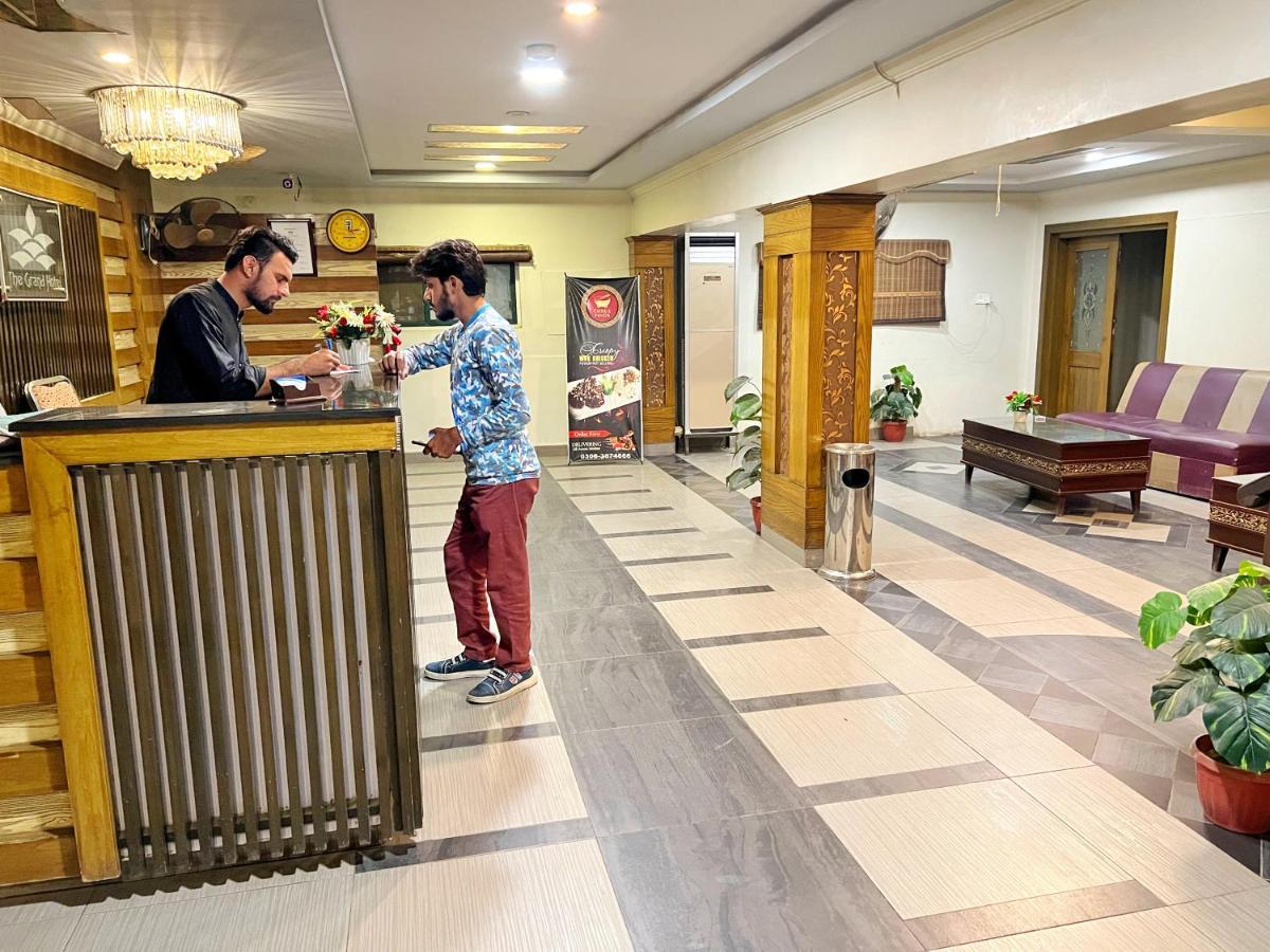 Hotel Multan Bagian luar foto